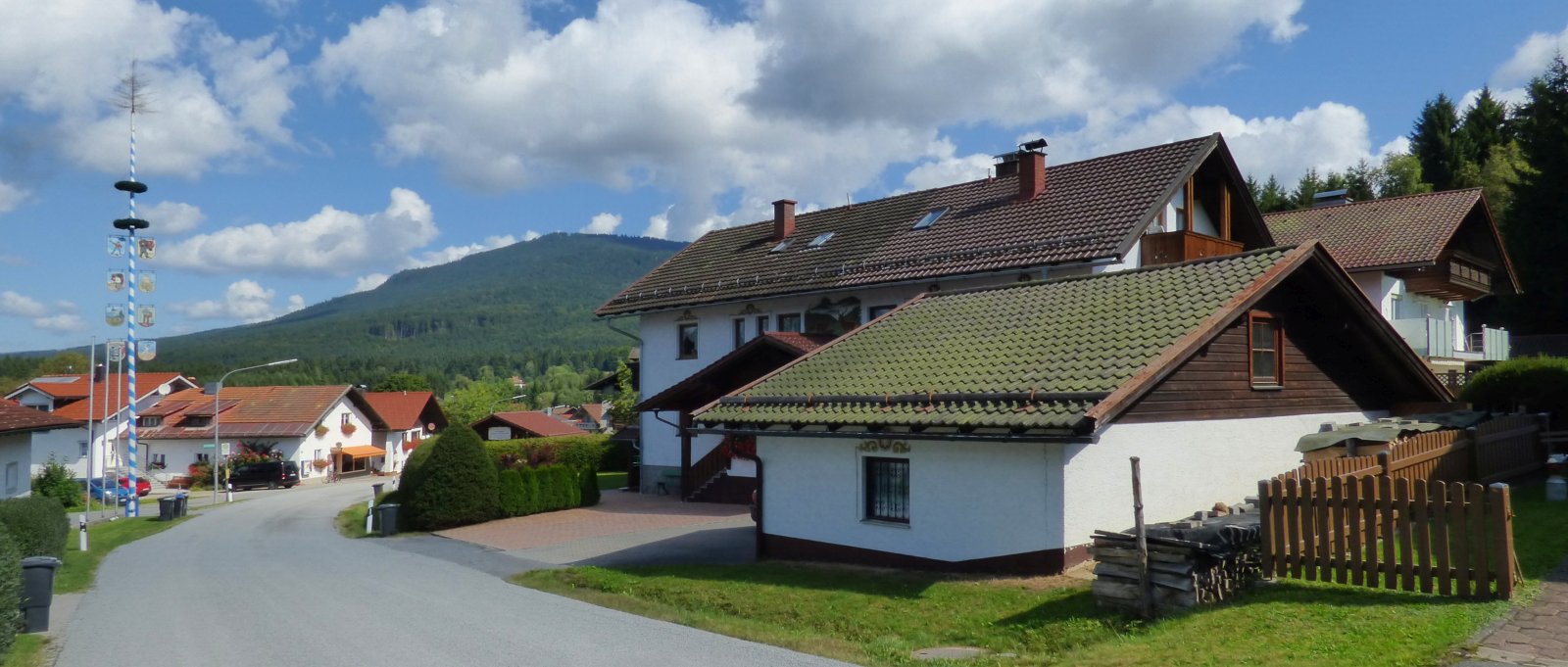 jutta-breitbild-jungwirt-gaestehaus-bayerischer-wald-pension-aussen-ansicht-1600