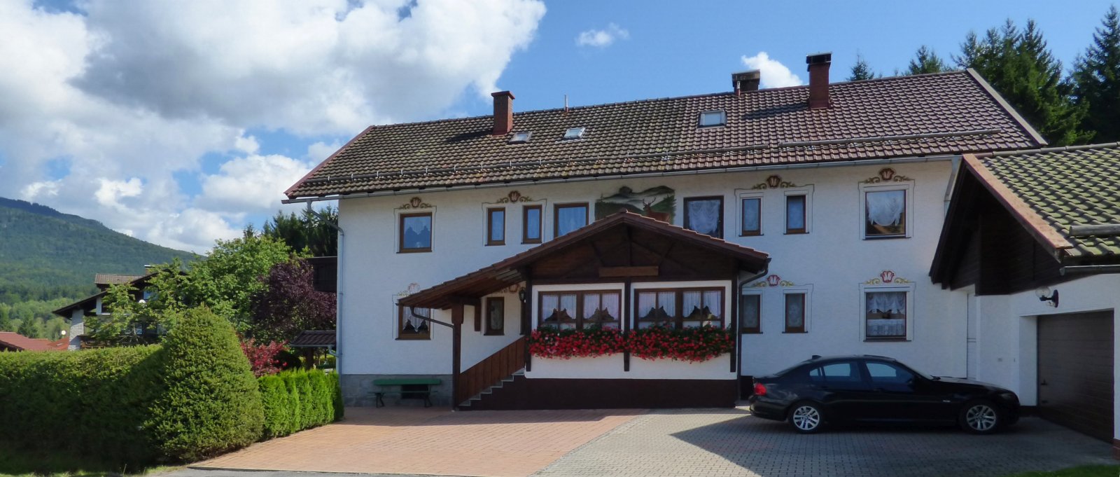 jutta-breitbild-jungwirt-gaestehaus-bayerischer-wald-pension-aussenansicht-1600